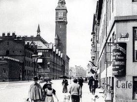 Vester Voldgade ved Rådhuspladsen ca.1900.jpg